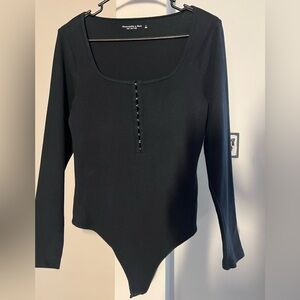 Abercrombie & Fitch - Long Sleeve Hook-and-Eye Henley Bodysuit - Black - Large
